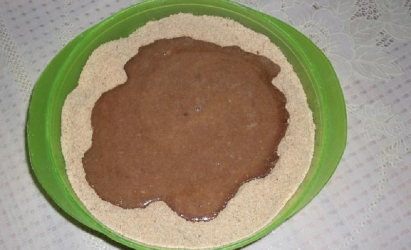 вылить молоко в крошку из сухарей