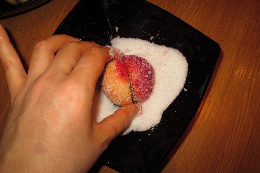 обвалять персики в сахаре