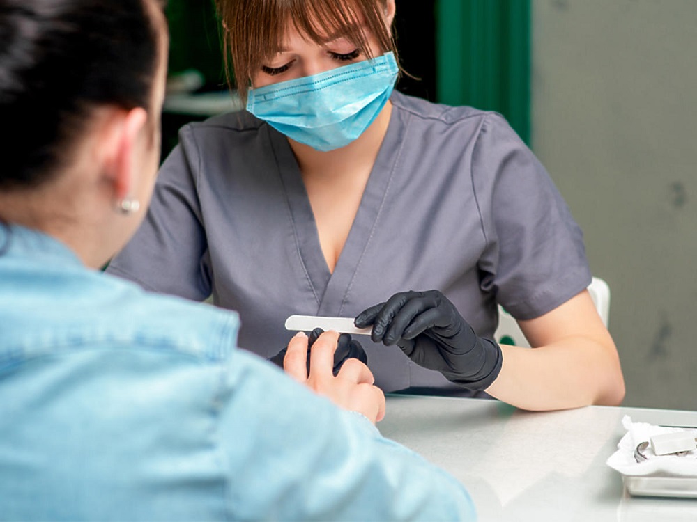 мастер маникюра в маске