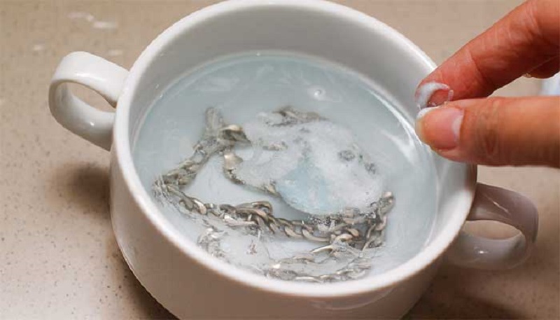 почему чернеет серебро нашатырь