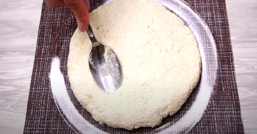 тесто на тарелке