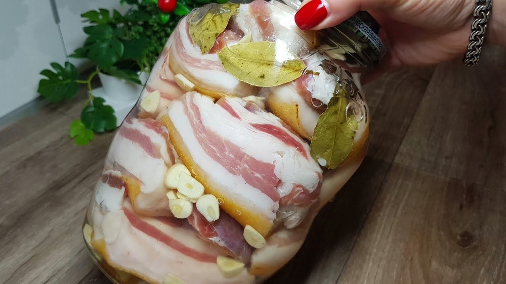 сало в банке