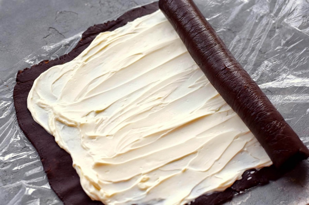 закрутить рулет из печенья