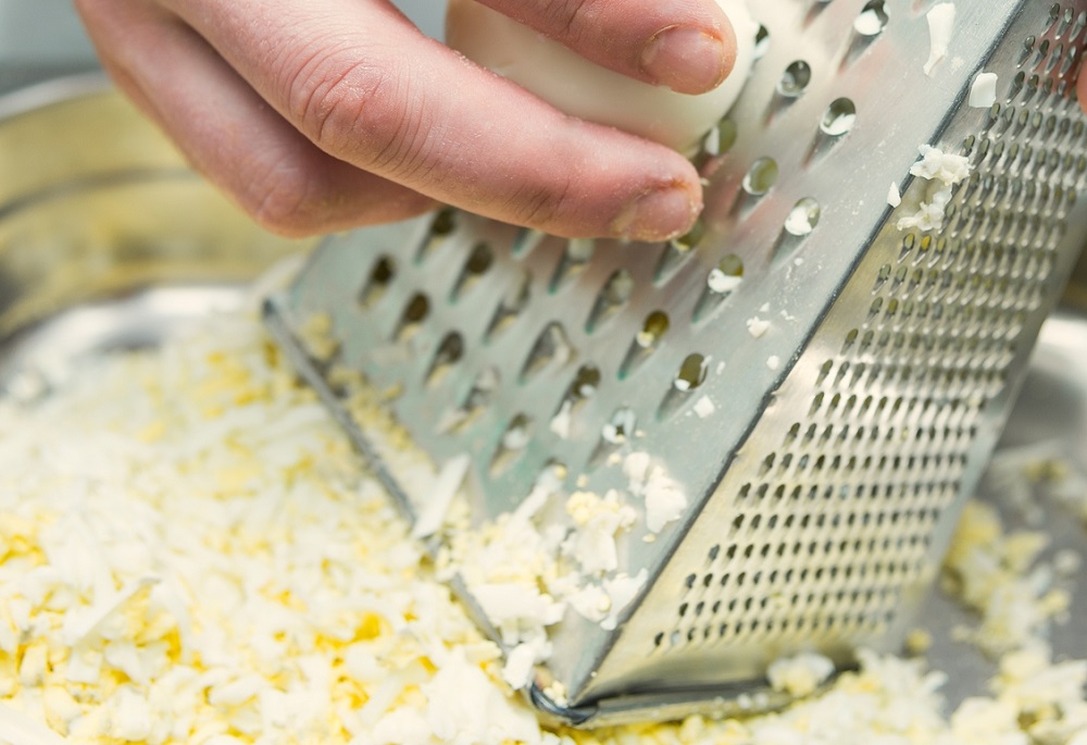 натереть яйца в салат