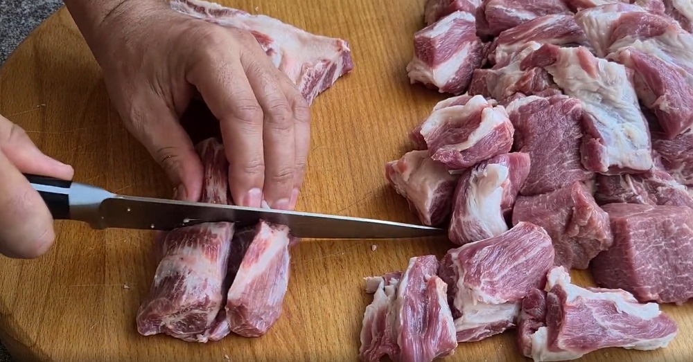 нарезать мясо на куски