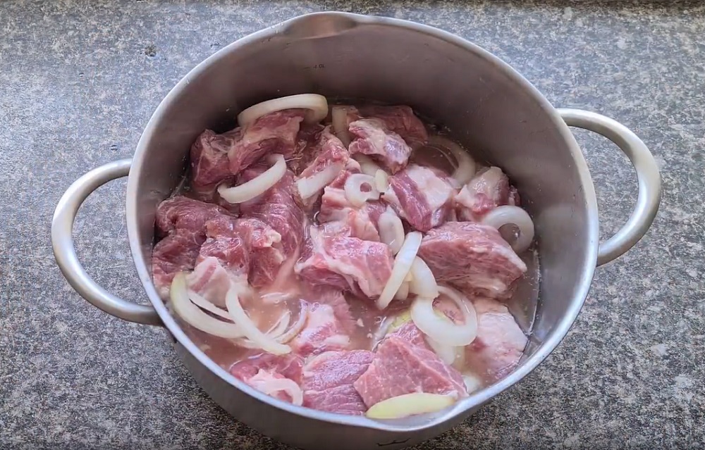 добавить в маринад лук