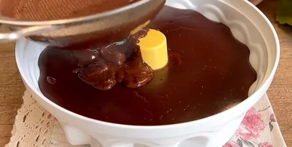 шоколадная масса в форме