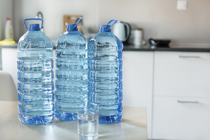 святая вода дома в пластиковых бутылках