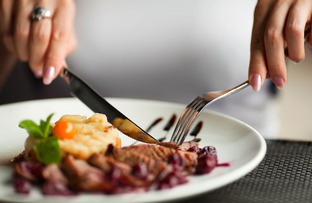 мясное блюдо едят ножом и вилкой