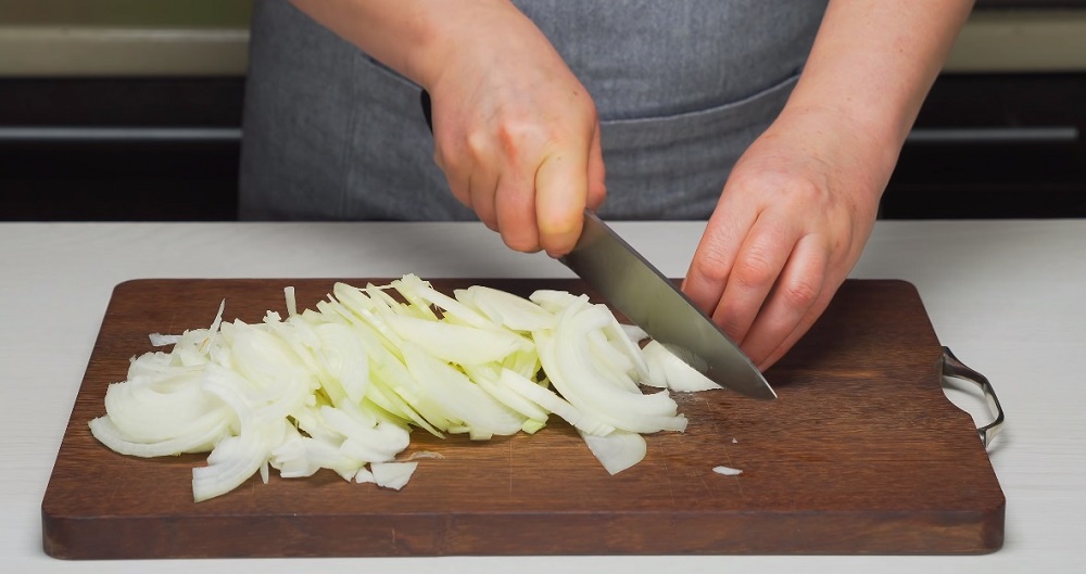 тушенная капуста нарезать лук