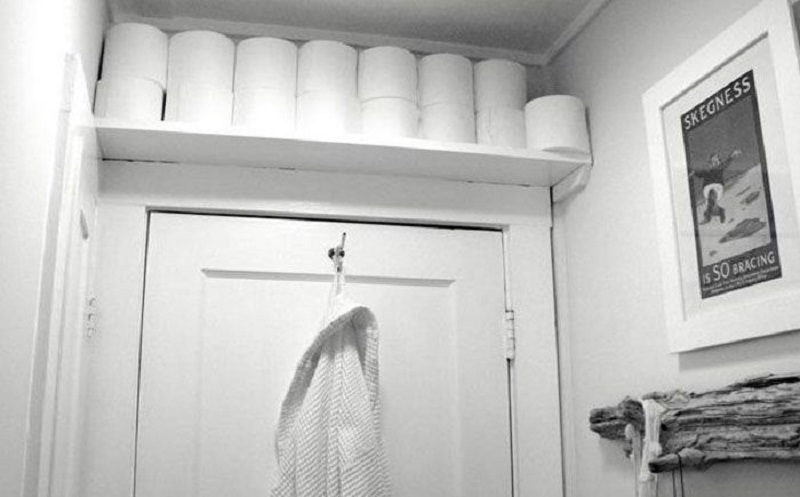 хранение туалетной бумаги над дверью