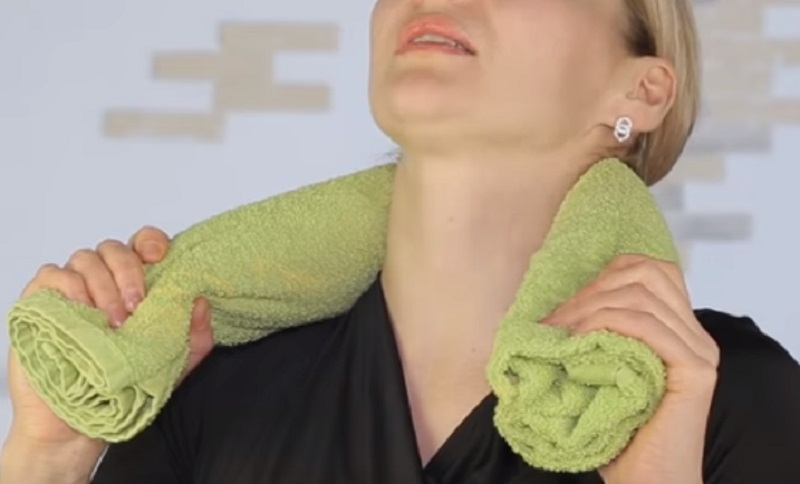 как сделать валик под шею из полотенца