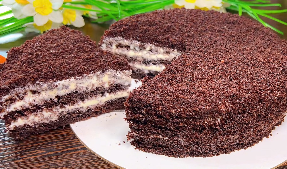 подача торта с кремом из сметаны и лимона