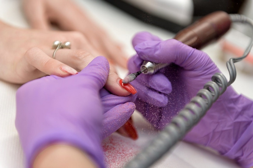 снятие маникюра в салоне