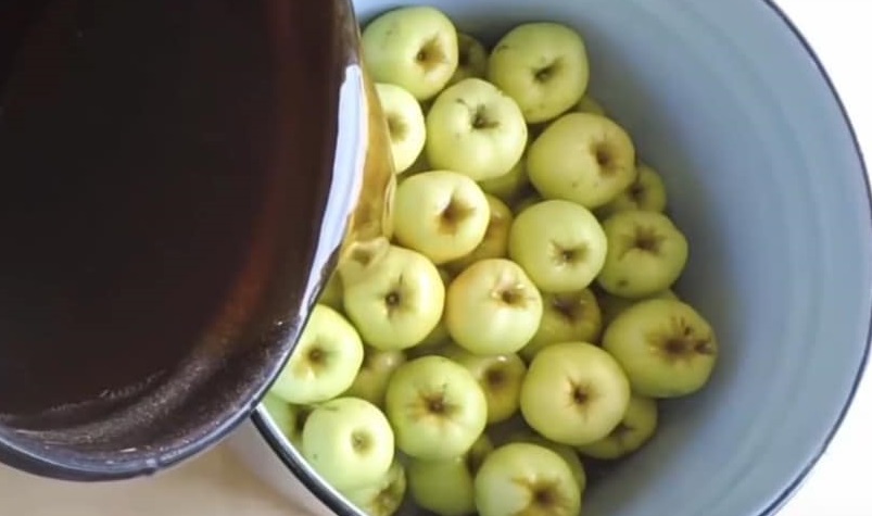замочить яблоки в воде