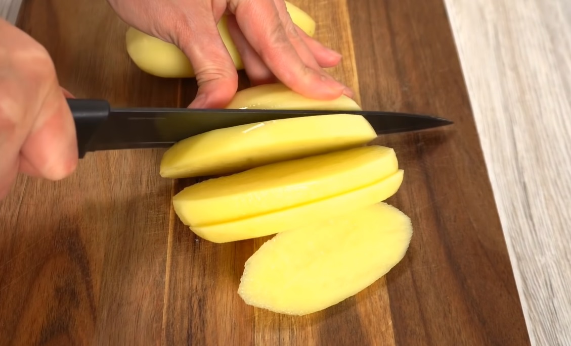 картофель нарезать и замариновать