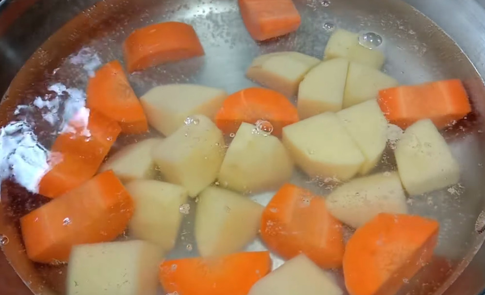 жареный картофель с морковью