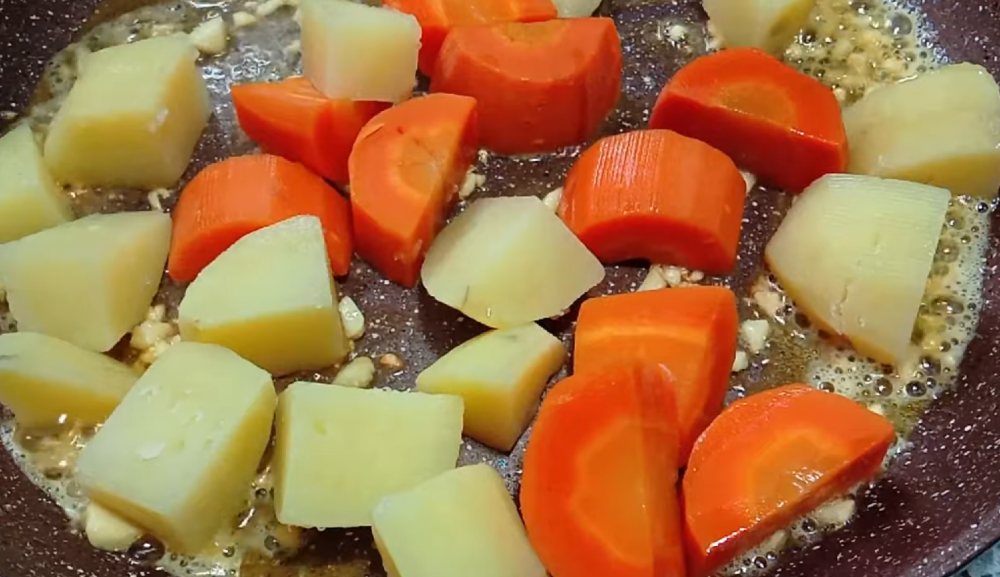 жареный картофель с морковью